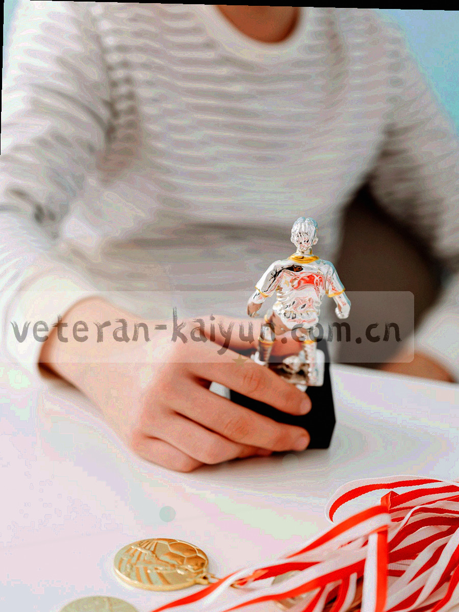 手机屏幕局部显示周末精选赛程与开球区间